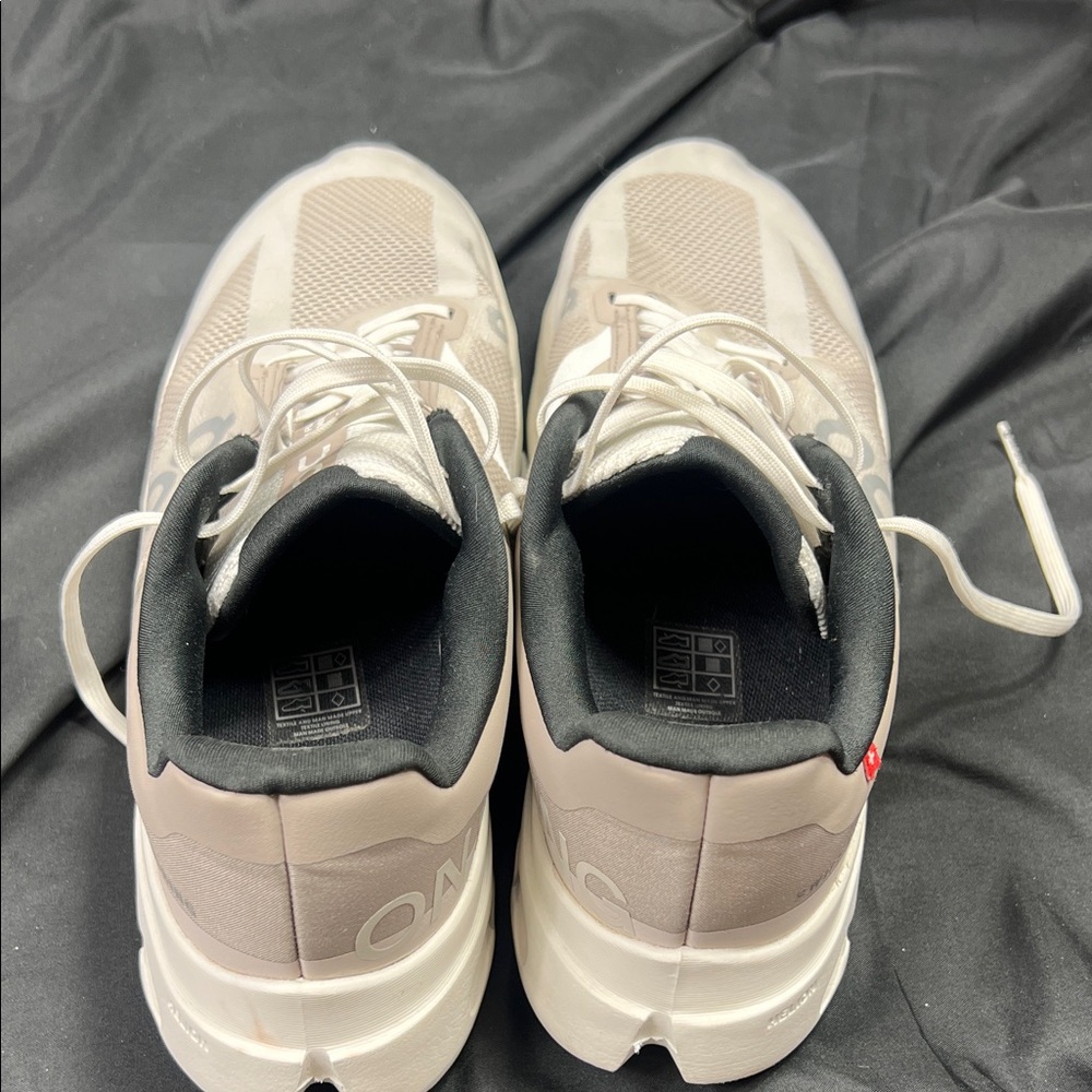 On Running Beige White Cloudflow Lightweight Runn… - image 3